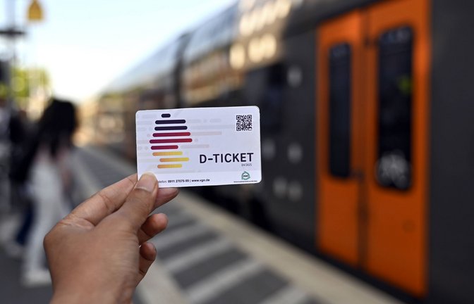 Laut Redaktionsnetzwerk Deutschland haben  rund 10 Millionen Menschen   das Deutschlandticket gekauft.<span class='image-autor'>Foto: IMAGO/Panama Pictures/IMAGO/Dwi Anoraganingrum</span>