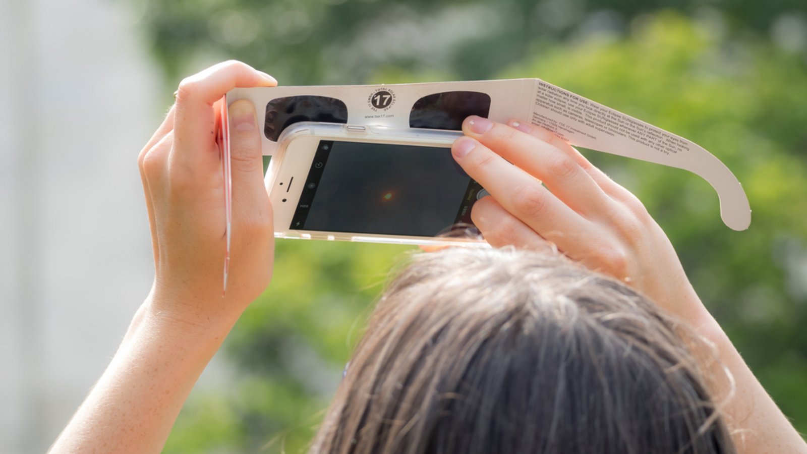 Auch für die Handykamera sollte ein Filter benutzt werden.Foto: Micha Weber / shutterstock.com Auch für die Handykamera sollte ein Filter benutzt werden.Foto: Micha Weber / shutterstock.com