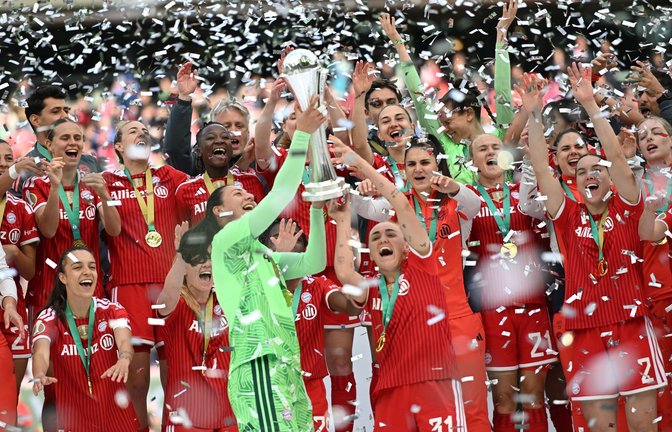 Das Team von Bayern München jubelt über den Sieg im DFB-Pokal.<span class='image-autor'>Foto: Fabian Strauch/dpa</span>
