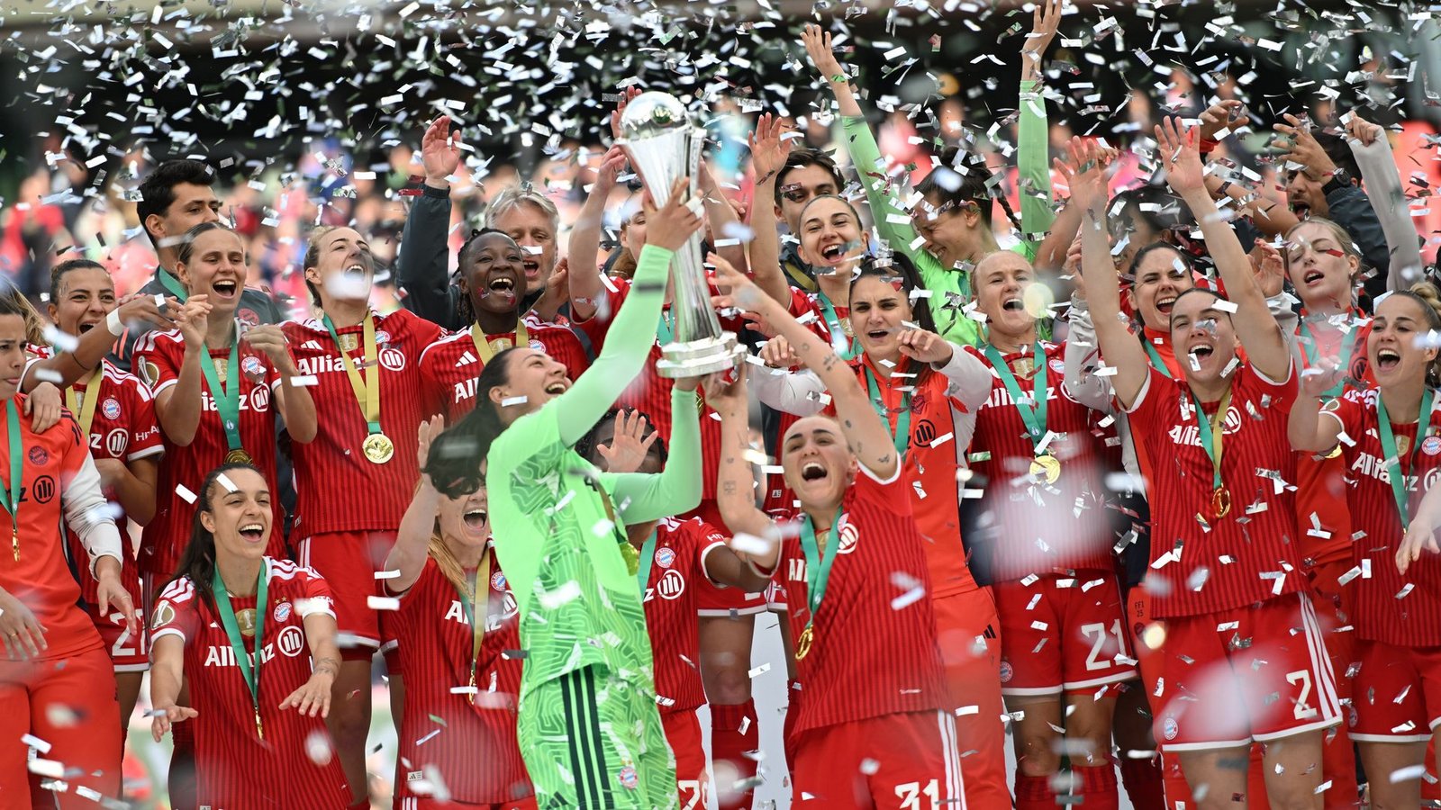 Das Team von Bayern München jubelt über den Sieg im DFB-Pokal.Foto: Fabian Strauch/dpa Das Team von Bayern München jubelt über den Sieg im DFB-Pokal.Foto: Fabian Strauch/dpa