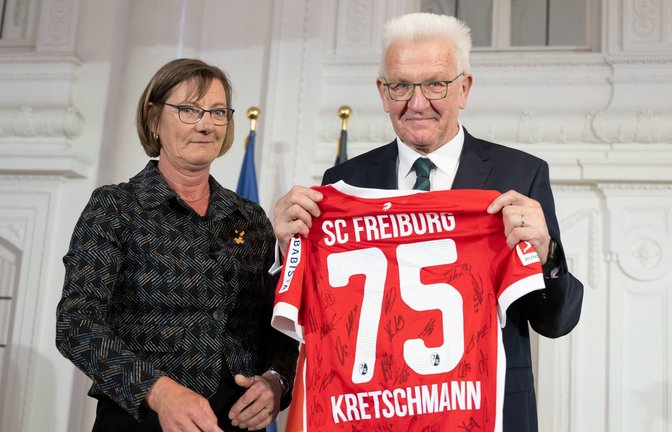 Winfried Kretschmann ist  VfB-Fan. Über das Freiburg- Trikot von Parteifreundin Edith Sitzmann freut er sich trotzdem.<span class='image-autor'>Foto: dpa/Marijan Murat</span>