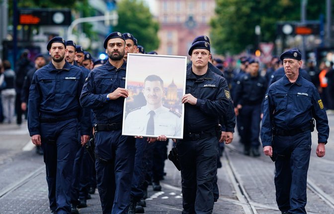 In Mannheim gedenken Polizisten ihres bei einem Messerangriff auf dem Marktplatz getöteten Kollegen Rouven Laur: Spuren führen nach Russland.<span class='image-autor'>Foto: dpa/Uwe Anspach</span>