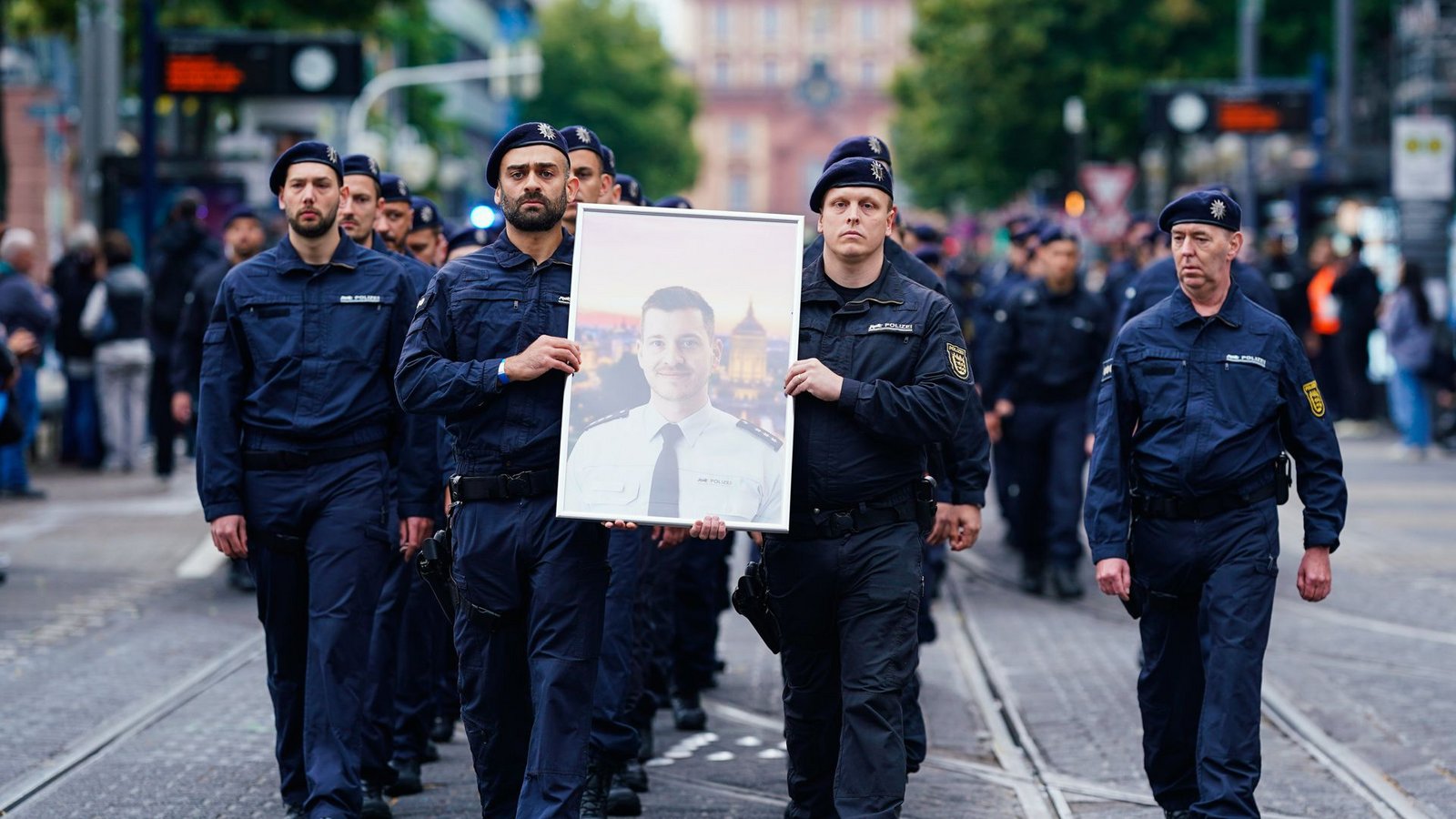 In Mannheim gedenken Polizisten ihres bei einem Messerangriff auf dem Marktplatz getöteten Kollegen Rouven Laur: Spuren führen nach Russland.Foto: dpa/Uwe Anspach In Mannheim gedenken Polizisten ihres bei einem Messerangriff auf dem Marktplatz getöteten Kollegen Rouven Laur: Spuren führen nach Russland.Foto: dpa/Uwe Anspach