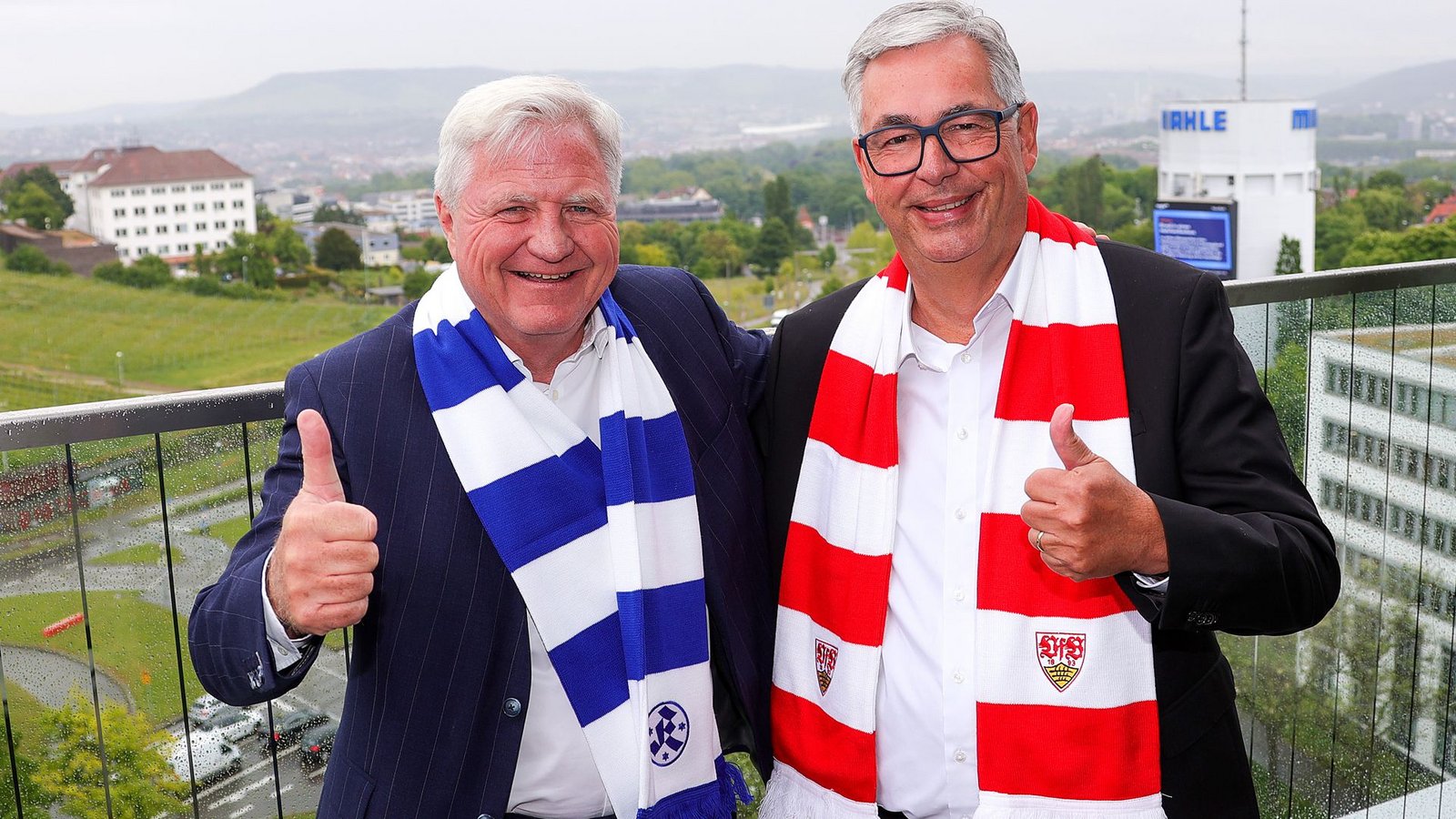 Entspannte Atmosphäre: Die Präsidenten Rainer Lorz (Kickers/li.) und Dietmar Allgaier (VfB) vor dem Gespräch im zehnten Stock des Radisson Blu Hotels im Porsche Design Tower Stuttgart.Foto: Baumann/Alexander Keppler Entspannte Atmosphäre: Die Präsidenten Rainer Lorz (Kickers/li.) und Dietmar Allgaier (VfB) vor dem Gespräch im zehnten Stock des Radisson Blu Hotels im Porsche Design Tower Stuttgart.Foto: Baumann/Alexander Keppler