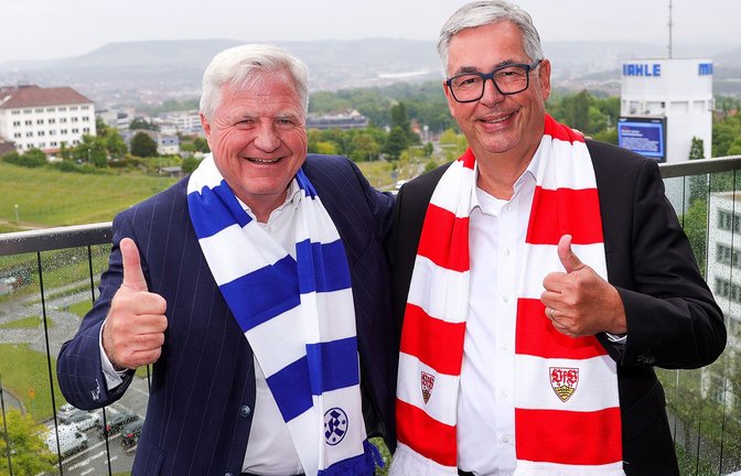 Entspannte Atmosphäre: Die Präsidenten Rainer Lorz (Kickers/li.) und Dietmar Allgaier (VfB) vor dem Gespräch im zehnten Stock des Radisson Blu Hotels im Porsche Design Tower Stuttgart.<span class='image-autor'>Foto: Baumann/Alexander Keppler</span>