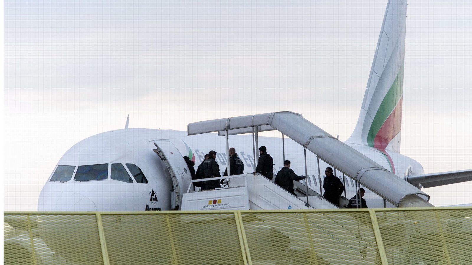 Abgelehnte Asylbewerber besteigen ein Flugzeug auf dem Baden-Airport.Foto: dpa