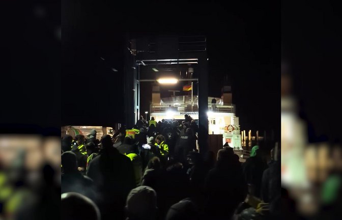 Wütende Bauern hinderten Robert Habeck daran, eine Fähre in Schleswig-Holstein zu verlassen.<span class='image-autor'>Foto: WestküstenNews/dpa</span>