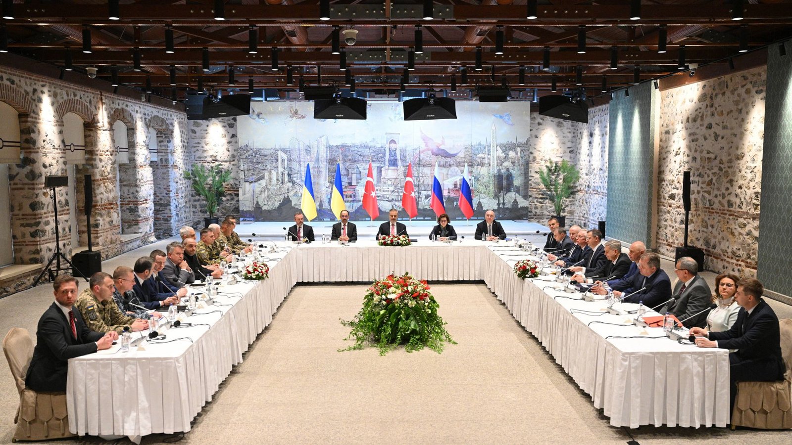 Russische, türkische und ukrainische Vertreter bei dem Treffen in Istanbul.Foto: IMAGO/ZUMA Press/Ramil Sitdikov Russische, türkische und ukrainische Vertreter bei dem Treffen in Istanbul.Foto: IMAGO/ZUMA Press/Ramil Sitdikov