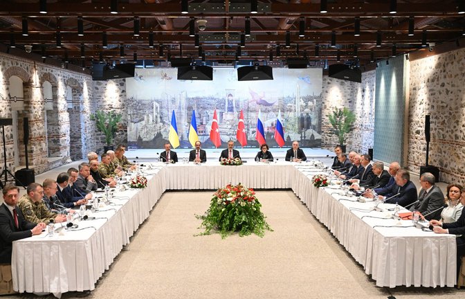 Russische, türkische und ukrainische Vertreter bei dem Treffen in Istanbul.<span class='image-autor'>Foto: IMAGO/ZUMA Press/Ramil Sitdikov</span>