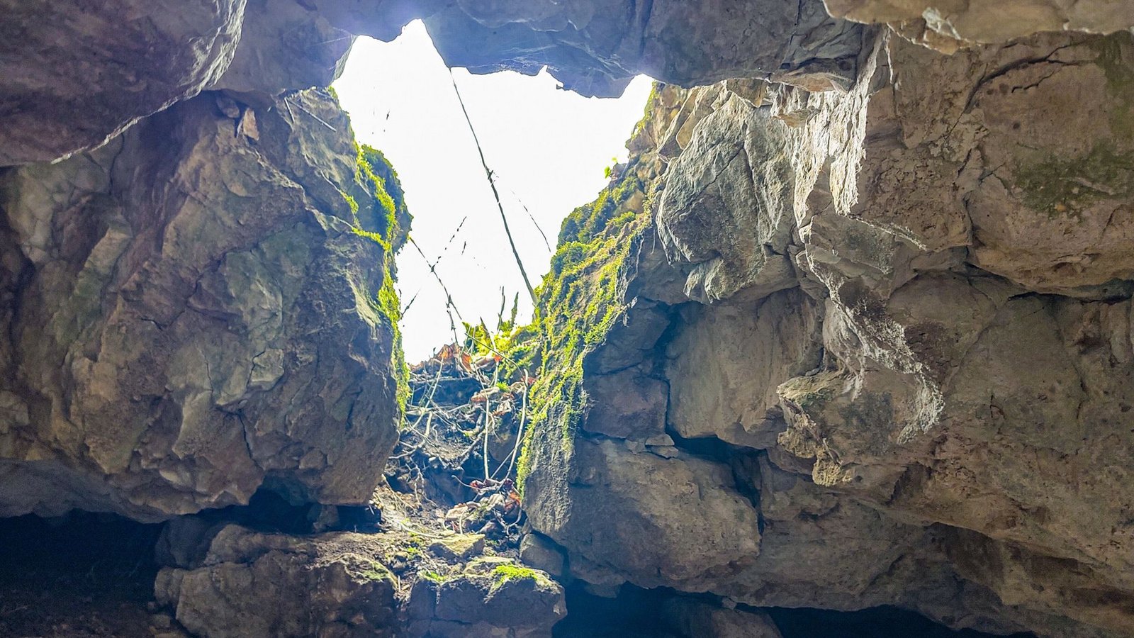 Eine Achtjährige ist beim Wandern in eine Höhle auf der Schwäbischen Alb abgestürzt. (Archivbild)Foto: dpa/Markus Brandhuber