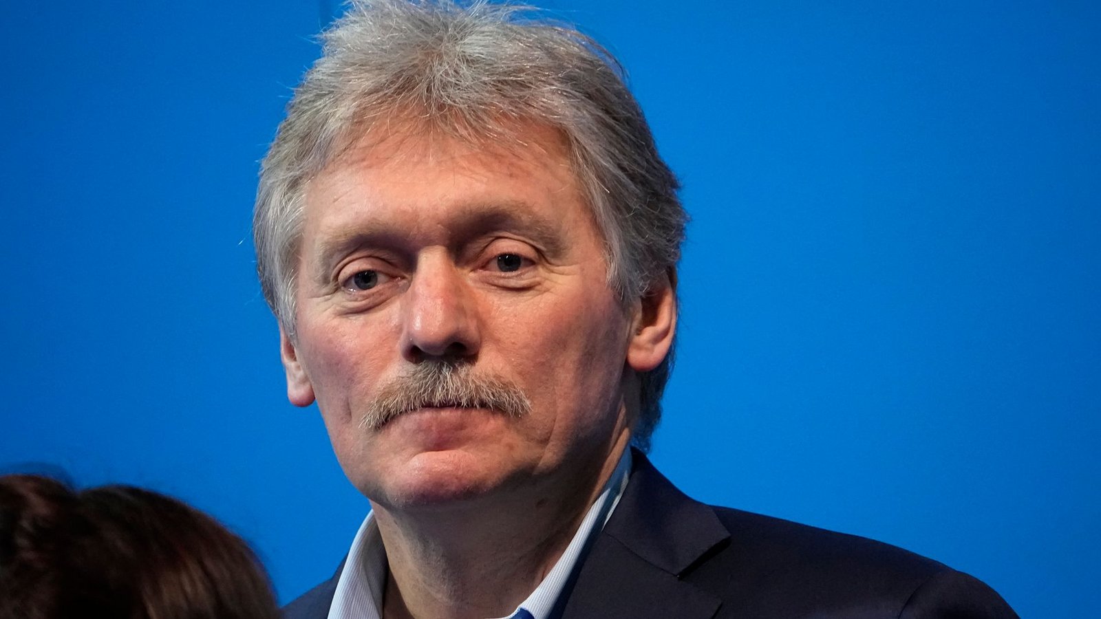 Kremlsprecher Dmitri Peskow kündigt nach Kritik einer Bloggerin an den Zuständen in Russland Arbeit an Problemen an. (Archivbild)Foto: Alexander Zemlianichenko/AP/dpa