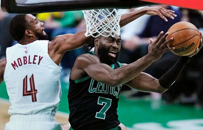 Jaylen Brown (r) von den Boston Celtics zieht zum Korb der Cleveland Cavaliers.<span class='image-autor'>Foto: Charles Krupa/AP</span>