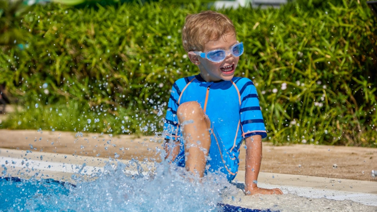 Warum sollten vor allem Kinder auf blaue Badekleidung verzichten?Foto: Aleksandr Finch/Shutterstock Warum sollten vor allem Kinder auf blaue Badekleidung verzichten?Foto: Aleksandr Finch/Shutterstock