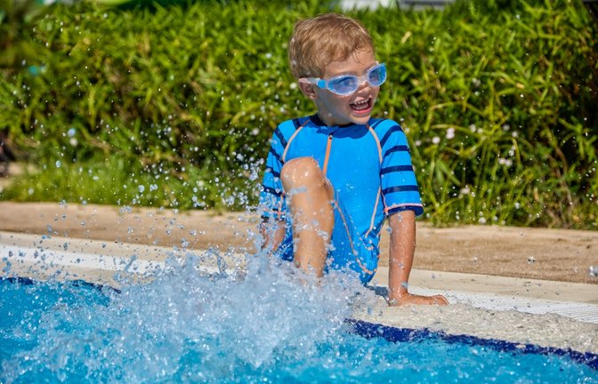 Warum sollten vor allem Kinder auf blaue Badekleidung verzichten?<span class='image-autor'>Foto: Aleksandr Finch/Shutterstock</span>