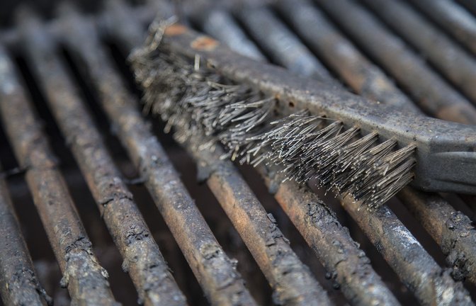 Auch die Grillbürste sollte regelmäßig gereinigt werden.<span class='image-autor'>Foto: William Hager / shutterstock.com</span>
