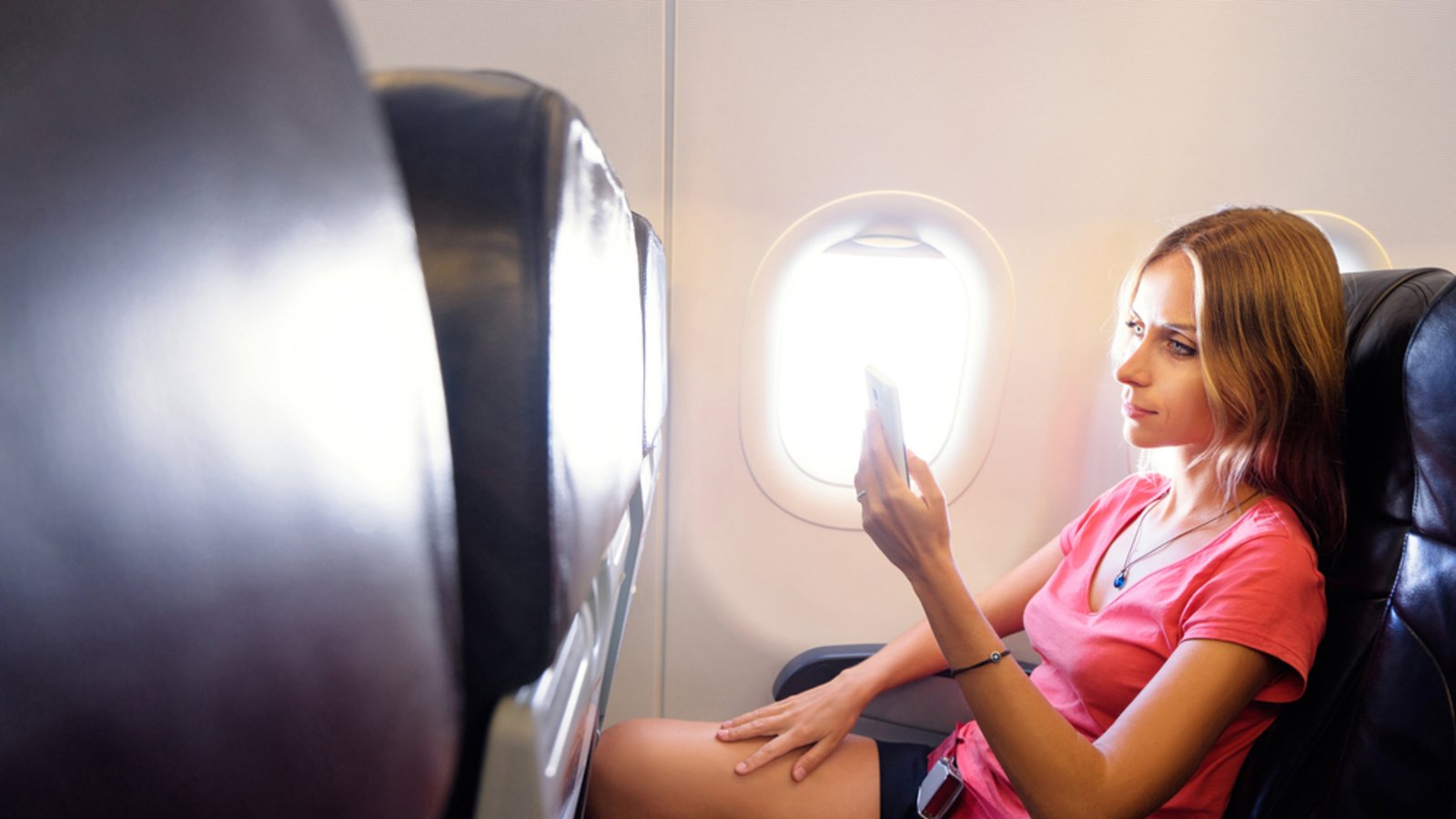 Ein T-Shirt im Flugzeug könnte eine schlechte Idee sein.Foto: kudla/ Shutterstock Ein T-Shirt im Flugzeug könnte eine schlechte Idee sein.Foto: kudla/ Shutterstock