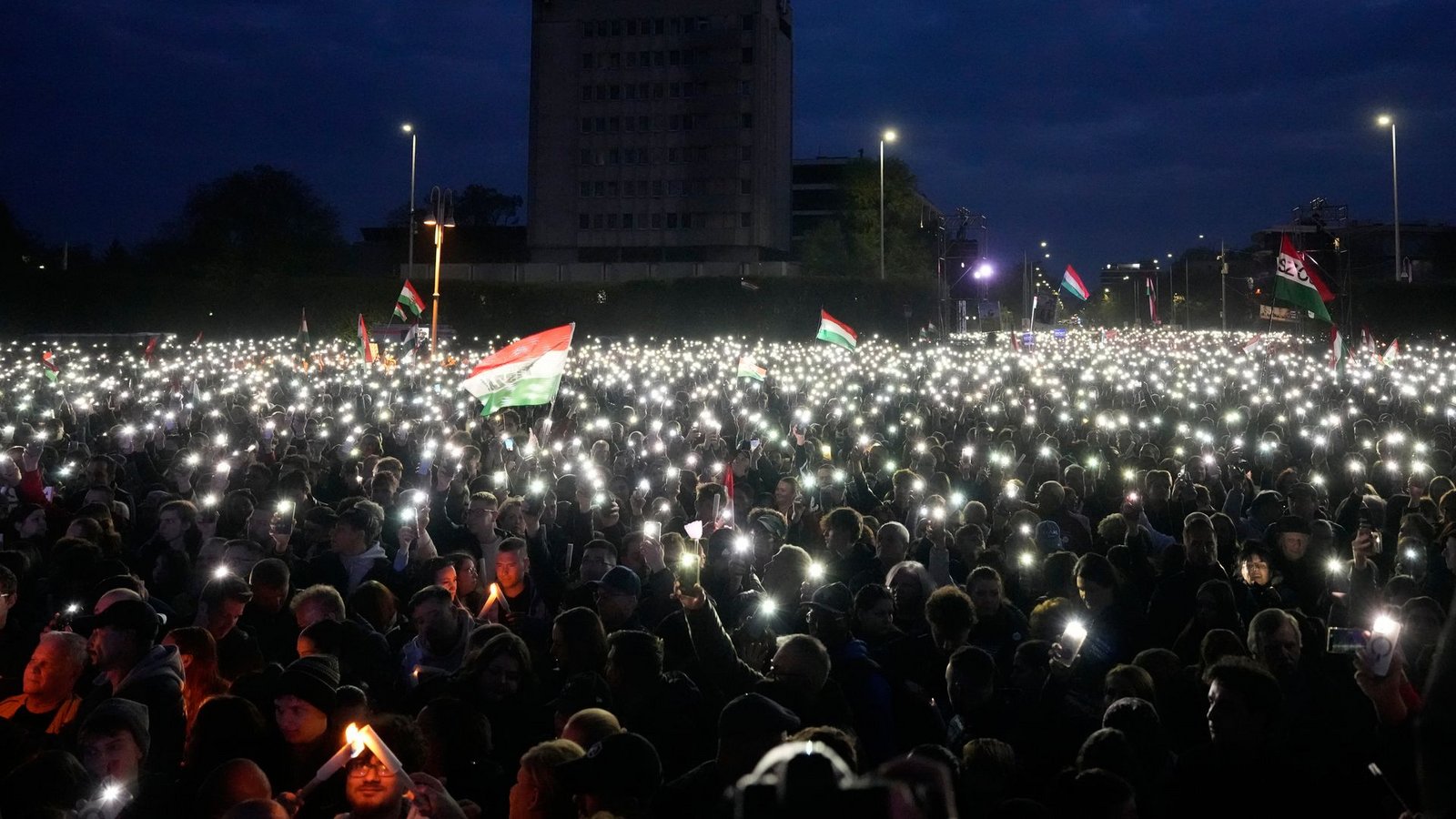 In der ostungarischen Stadt Debrecen strömten mehr als 10.000 Menschen zur letzten Kundgebung von Peter Magyar.Foto: Darko Bandic/AP/dpa