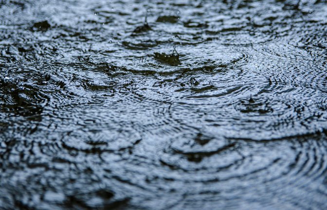 Ein Sturmtief bringt Regen, Sturm und milde Luftmassen nach Deutschland. Was der Deutsche Wetterdienst aktuell meldet und warum es nicht trockener wird.<span class='image-autor'>Foto: Cejofoto / Shutterstock.com</span>
