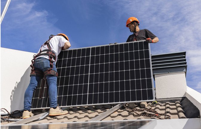 Photovoltaik-Anlagen sind derzeit stark gefragt.<span class='image-autor'>Foto: IMAGO/Westend61/IMAGO/Jose Carlos Ichiro</span>