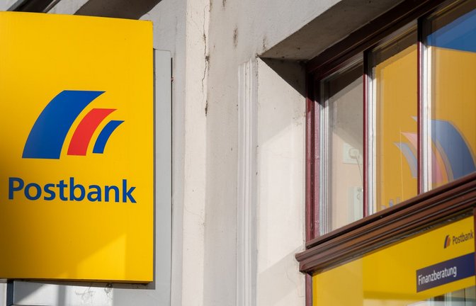 Postbank-Kunden hatten in den vergangenen Monaten viel Ärger.<span class='image-autor'>Foto: Monika Skolimowska/dpa-Zentralbild/dpa</span>