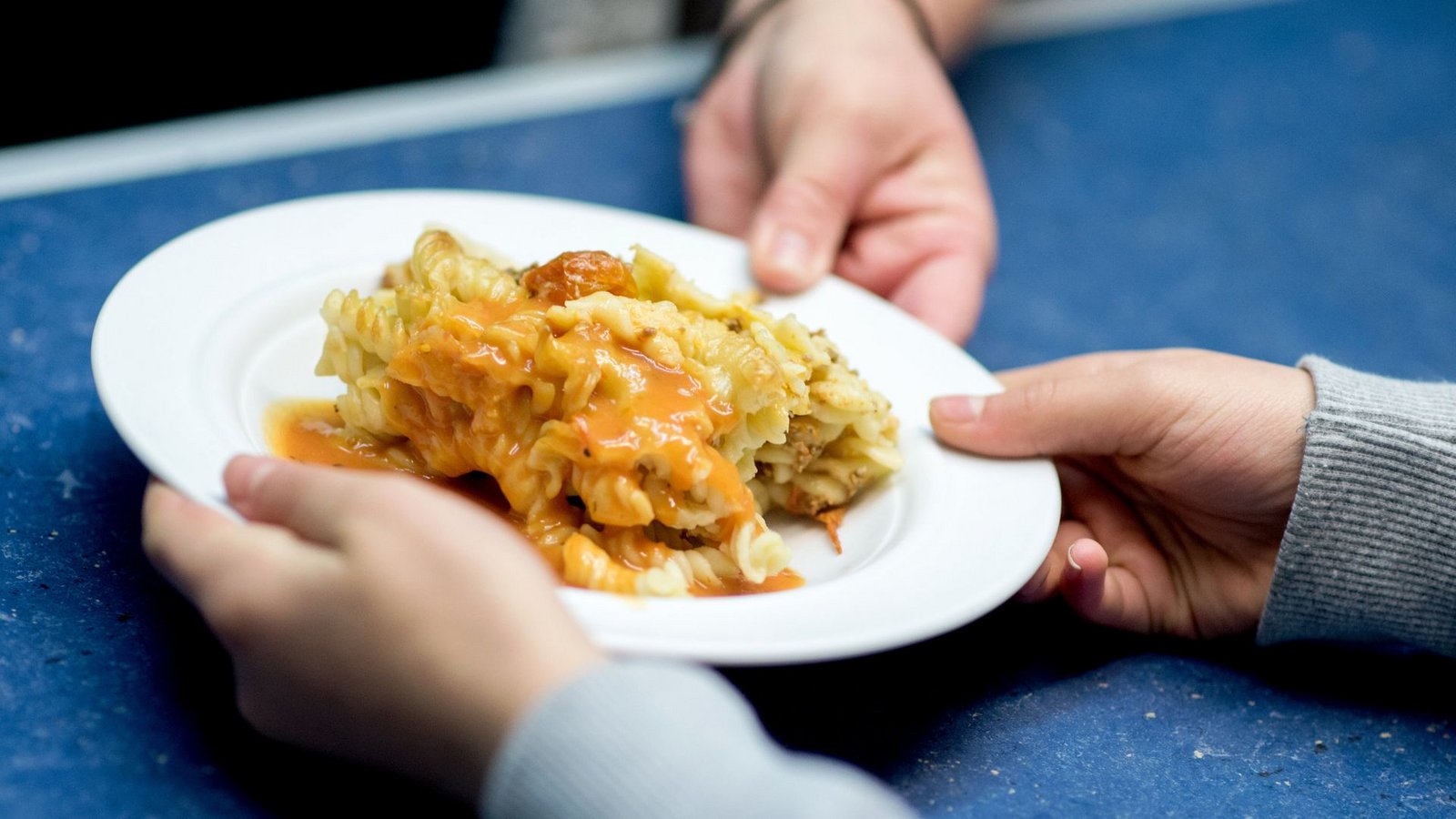 An einer Schule im Raum Konstanz wird häufig vegetarisches Schulessen angeboten (Symbolbild).Foto: dpa/Hauke-Christian Dittrich An einer Schule im Raum Konstanz wird häufig vegetarisches Schulessen angeboten (Symbolbild).Foto: dpa/Hauke-Christian Dittrich
