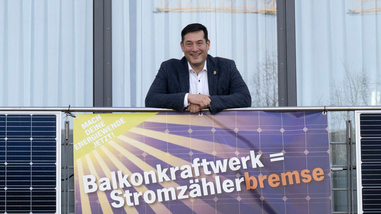 Am Balkon vor Markus Hollemanns Rathausbüro  prangen zwei große Photovoltaik-Paneele – als gutes Beispiel für die Bürgerschaft.Foto: /Margrit Müller