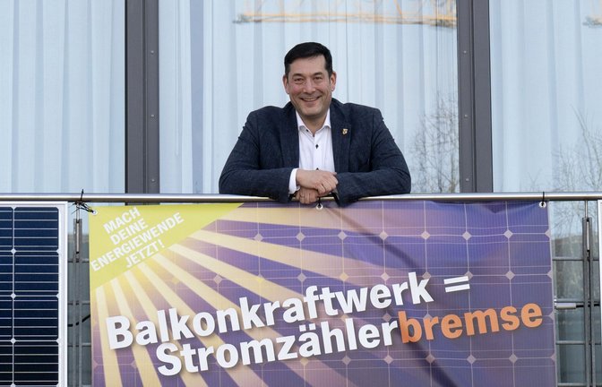 Am Balkon vor Markus Hollemanns Rathausbüro  prangen zwei große Photovoltaik-Paneele – als gutes Beispiel für die Bürgerschaft.<span class='image-autor'>Foto: /Margrit Müller</span>