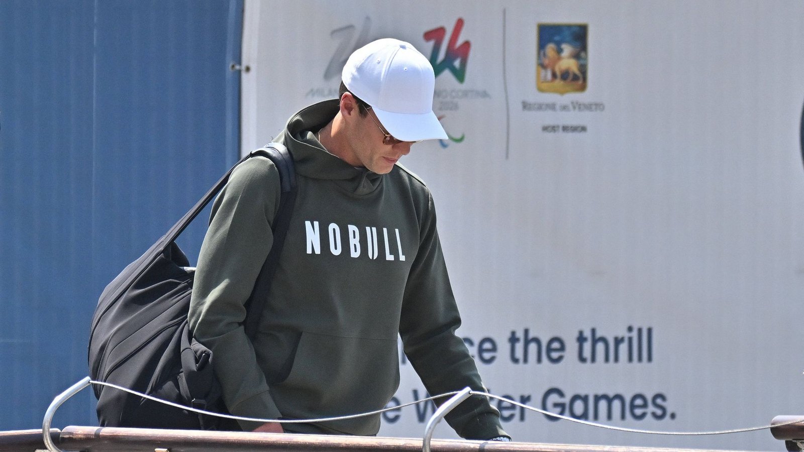 Das Basecap und der Blick nach unten machen den früheren Footballstar Tom Brady auch nur fast unsichtbar.Foto: IMAGO/ABACAPRESS Das Basecap und der Blick nach unten machen den früheren Footballstar Tom Brady auch nur fast unsichtbar.Foto: IMAGO/ABACAPRESS
