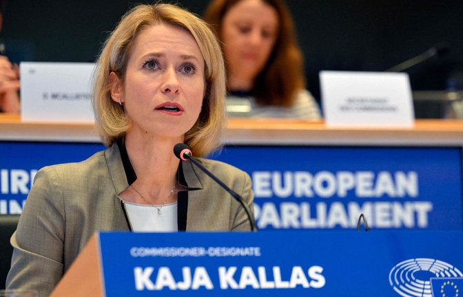 Kaja Kallas gilt als Außenbeauftragte der EU als gesetzt. Doch auch die Estin muss wegen des Streits unter den Abgeordneten nun auf die Wartebank.<span class='image-autor'>Foto: AFP/NICOLAS TUCAT</span>