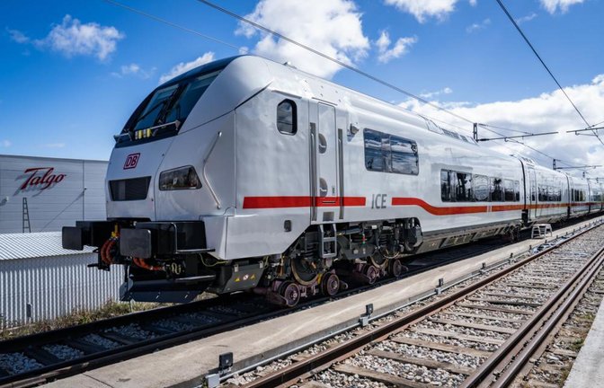 Der neue Zug ist noch in Spanien. Wegen der breiteren Spur muss er auf speziellen Fahrgestellen befördert werden.<span class='image-autor'>Foto: Talgo/Tobias Holzer</span>