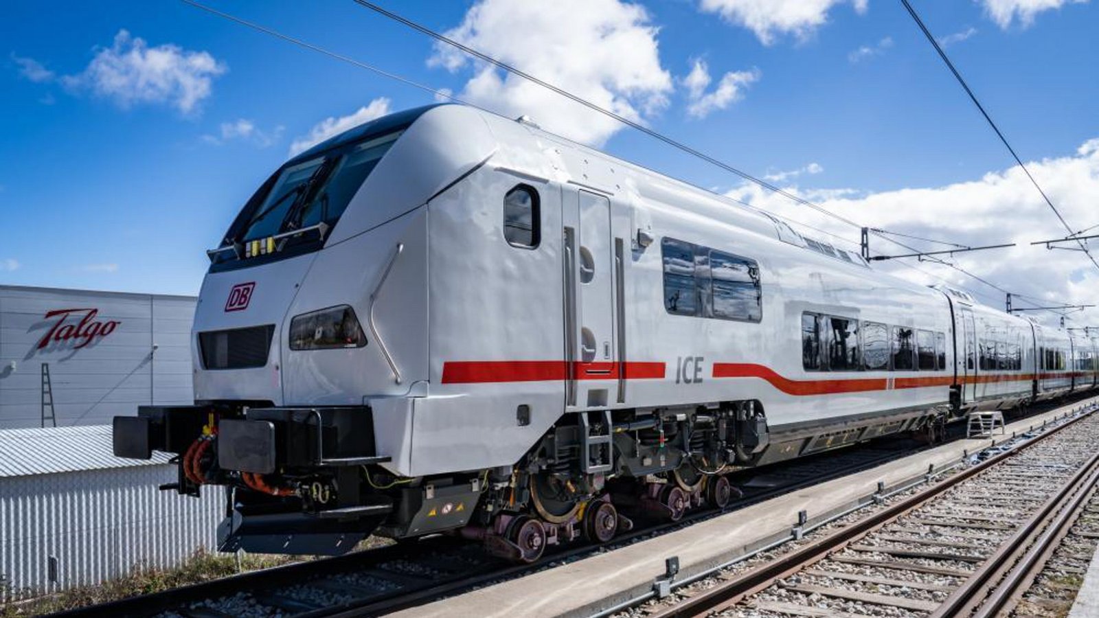 Der neue Zug ist noch in Spanien. Wegen der breiteren Spur muss er auf speziellen Fahrgestellen befördert werden.Foto: Talgo/Tobias Holzer Der neue Zug ist noch in Spanien. Wegen der breiteren Spur muss er auf speziellen Fahrgestellen befördert werden.Foto: Talgo/Tobias Holzer