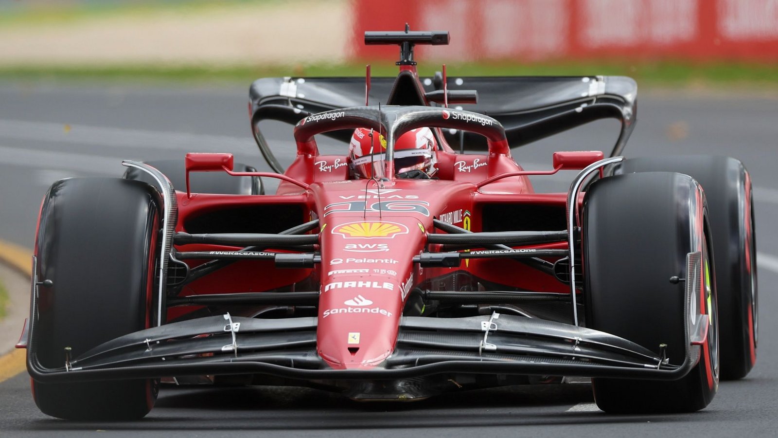 Formel-1--Pilot Charles Leclerc fährt im Ferrari-Boliden über die Strecke.Foto: Asanka Brendon Ratnayake/AP/dpa
