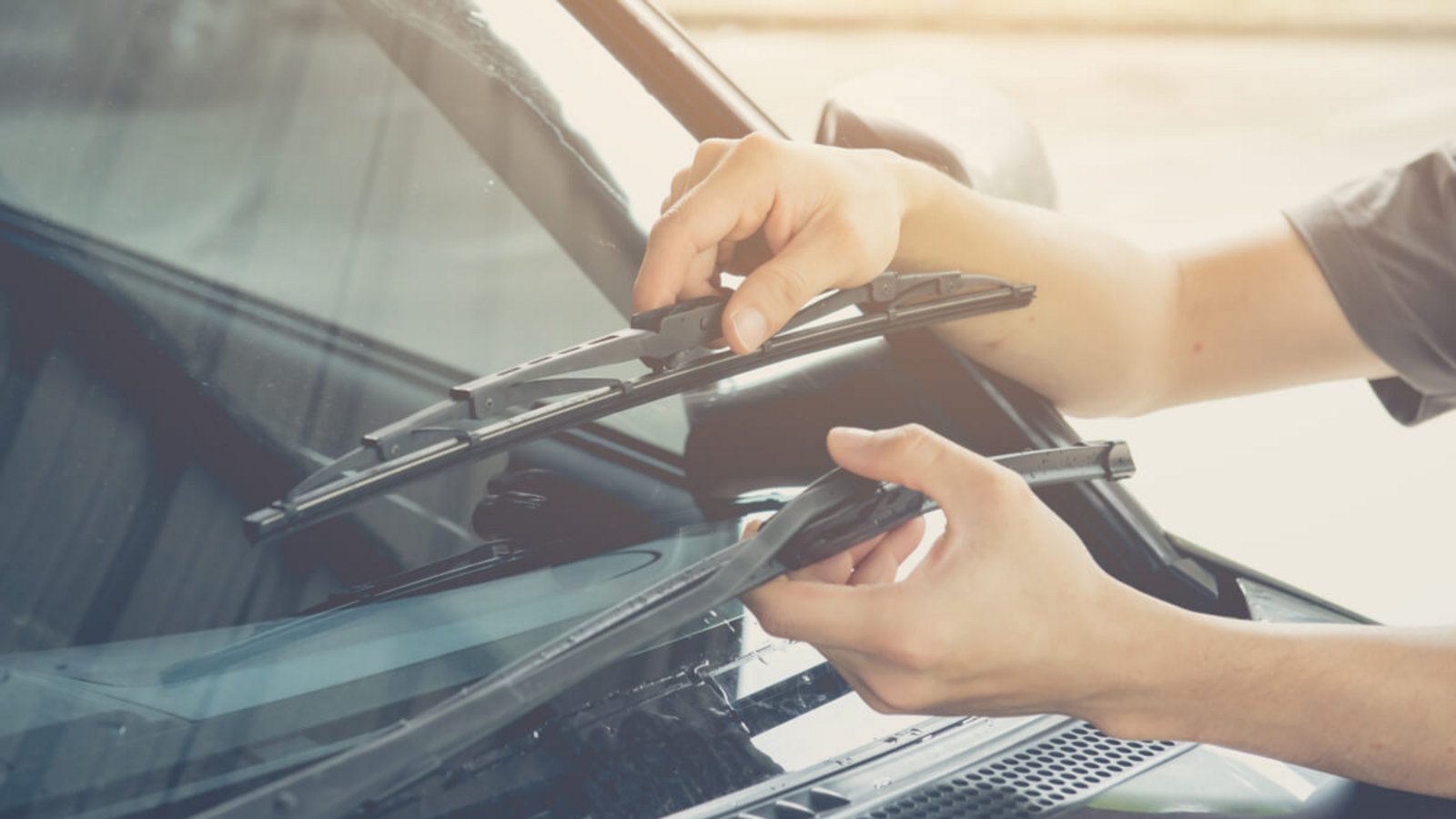 Hier erfahren Sie, wie lange Scheibenwischer in der Regel halten & wann man sie wechseln sollte. (+ Pflegetipps)Foto: admin_design / Shutterstock.com Hier erfahren Sie, wie lange Scheibenwischer in der Regel halten & wann man sie wechseln sollte. (+ Pflegetipps)Foto: admin_design / Shutterstock.com