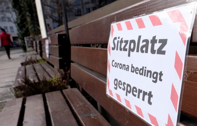 Das Sitzen auf der Parkbank während des Lockdowns konnte Bußgelder einbringen.<span class='image-autor'>Foto: dpa//Sebastian Willnow</span>