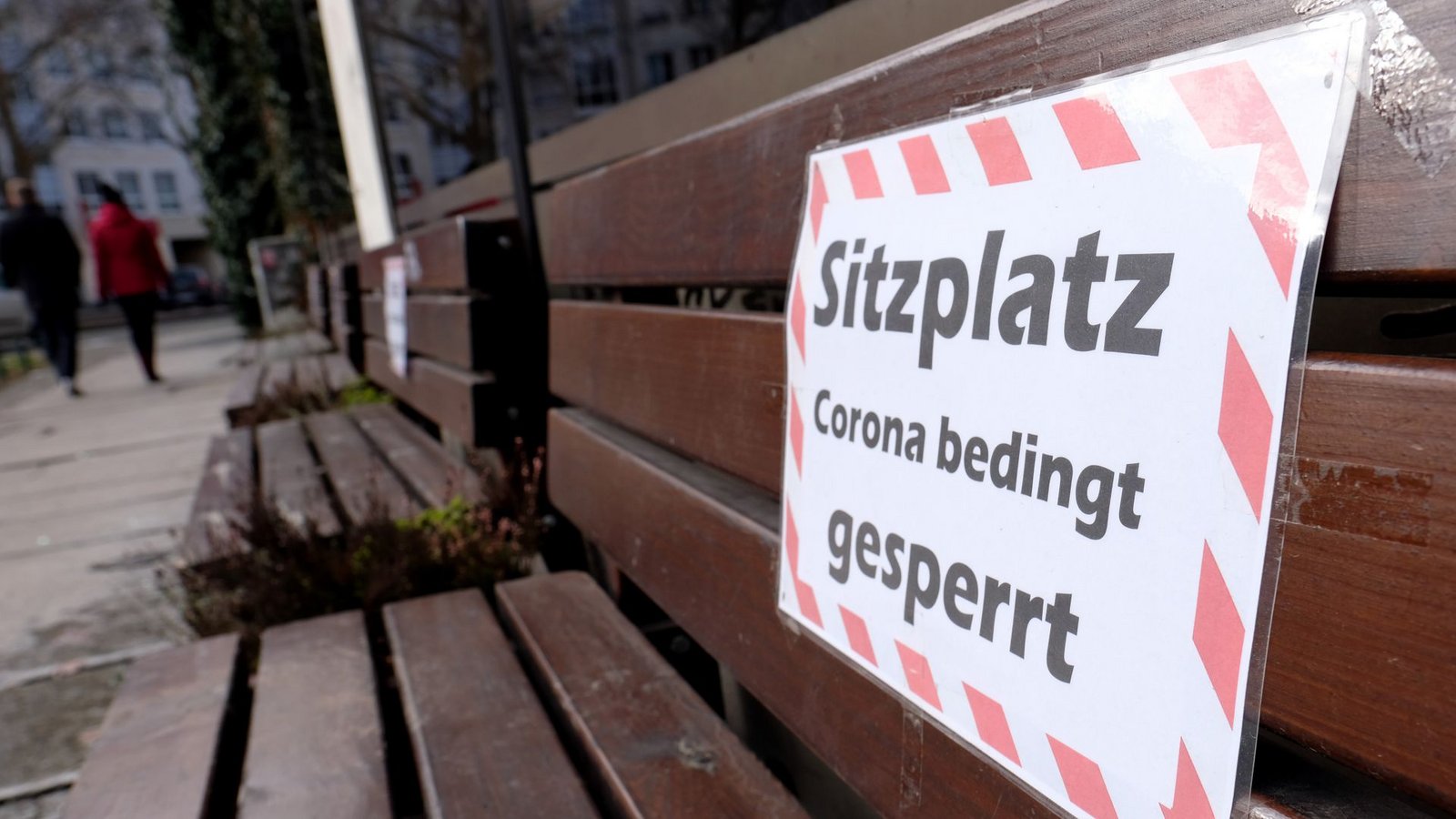 Das Sitzen auf der Parkbank während des Lockdowns konnte Bußgelder einbringen.Foto: dpa//Sebastian Willnow