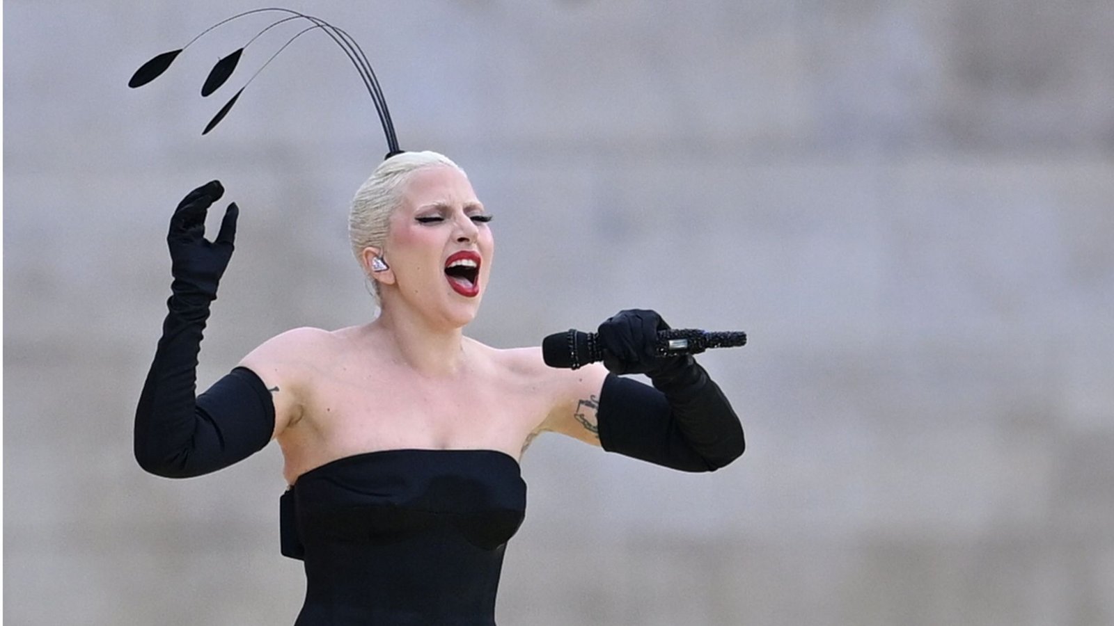 Lady Gaga ist bekannt für ihre ausgefallenen Bühnenoutfits. (Archivfoto)Foto: dpa/Sina Schuldt