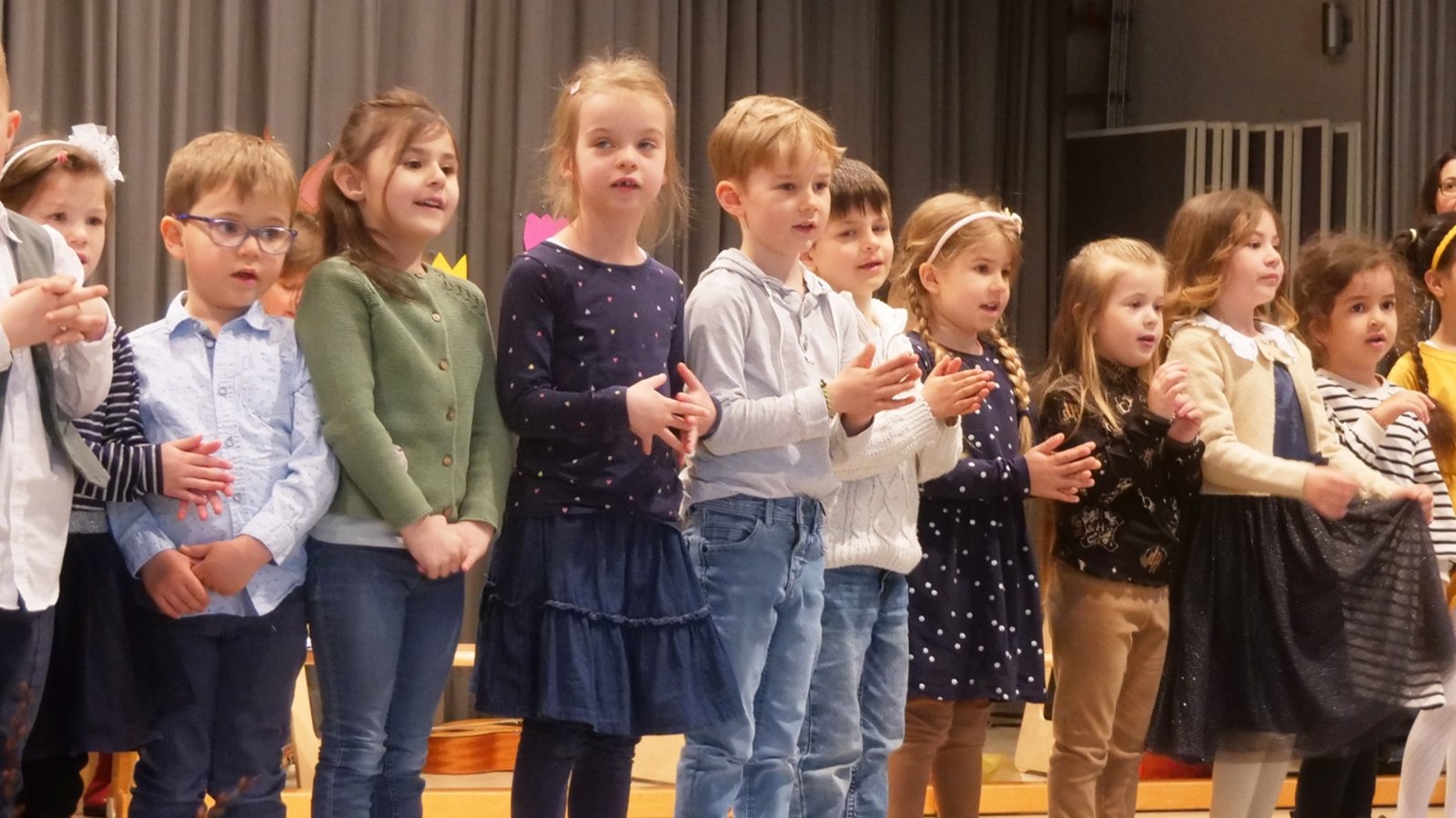 Bringen den Frühling in die Festhalle: die Kinder des Beate-Kaltschmid-Kindergartens.  Foto: Friedrich