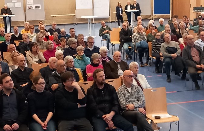 Fast alle Plätze in der Sport- und Kulturhalle in Sersheim waren bei der Einwohnerversammlung am Freitag besetzt.  <span class='image-autor'>Foto: Glemser</span>