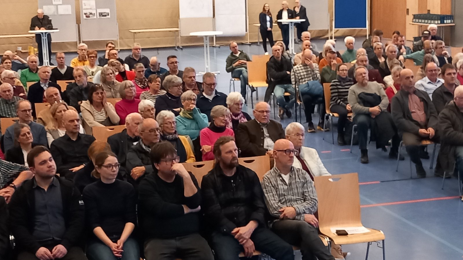 Fast alle Plätze in der Sport- und Kulturhalle in Sersheim waren bei der Einwohnerversammlung am Freitag besetzt.  Foto: Glemser