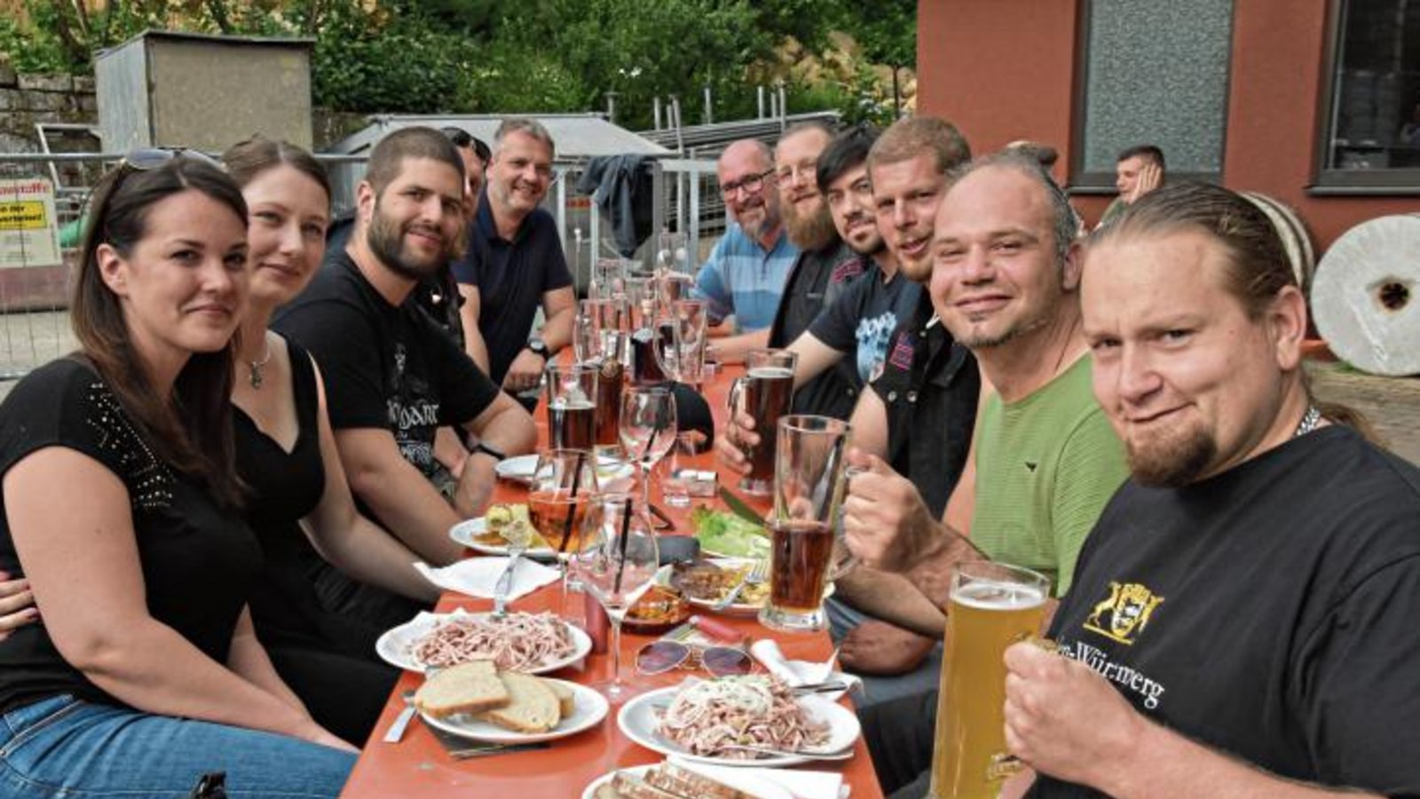 Die Gäste genossen es sichtlich, endlich wieder gemeinsam feiern zu können. Fotos: p Die Gäste genossen es sichtlich, endlich wieder gemeinsam feiern zu können. Fotos: p