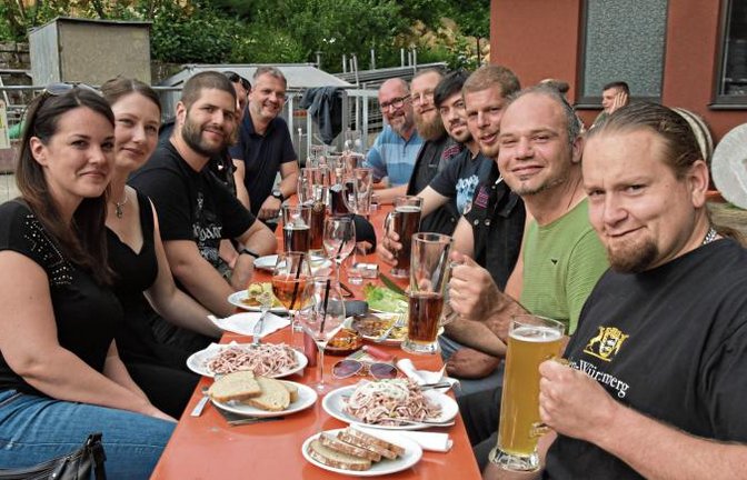 Die Gäste genossen es sichtlich, endlich wieder gemeinsam feiern zu können.  Fotos: p