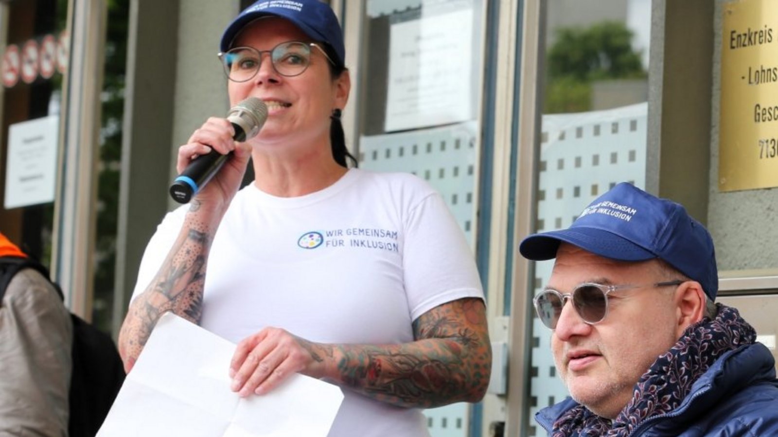 Katrin Saalbach und Peter Benzenhöfer eröffnen die Kundgebung. Fotos: Küppers