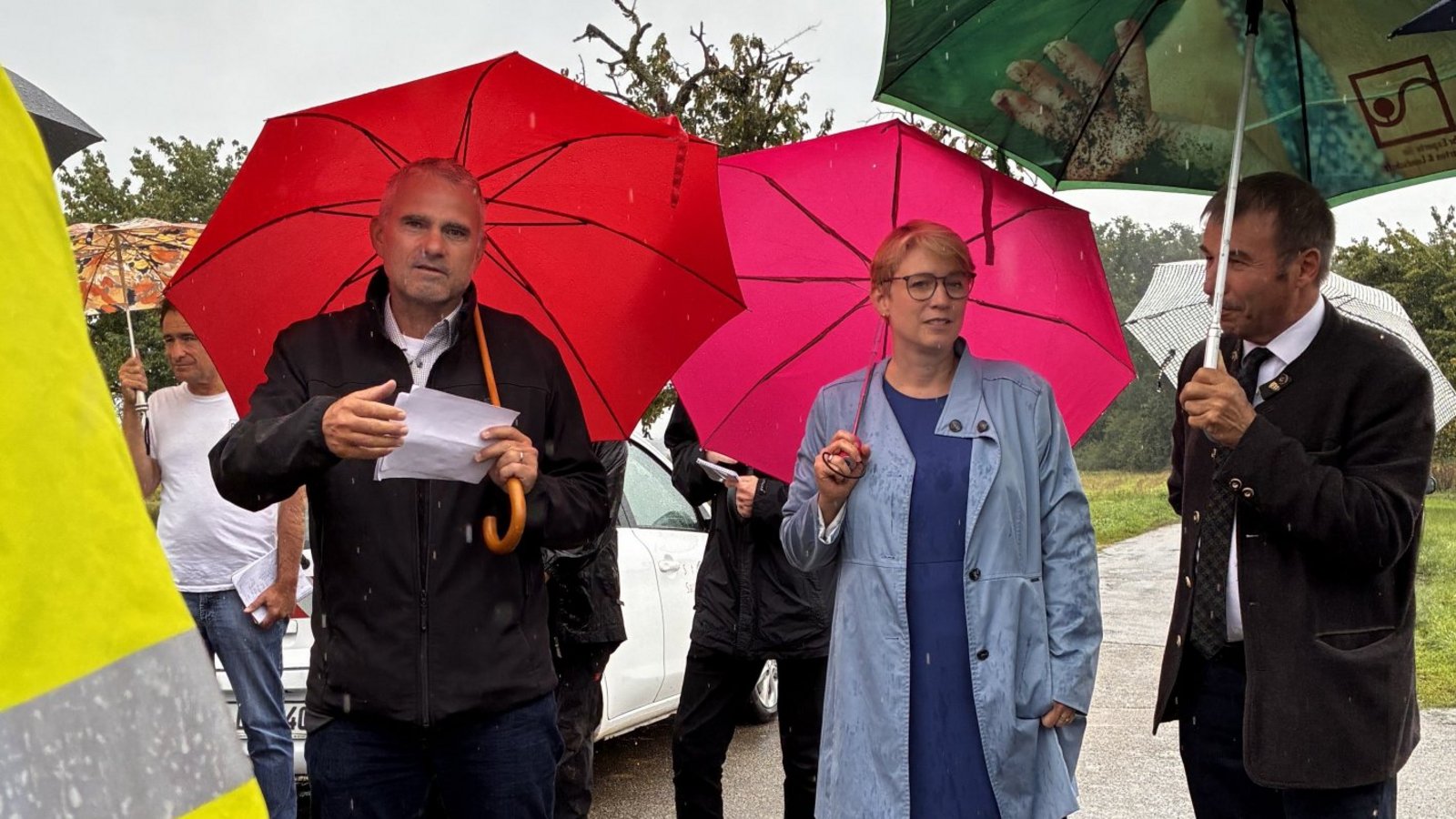 Holger Albrich, Andrea Lindlohr und Konrad Epple (v. li.) trotzen dem Wetter. Holger Albrich, Andrea Lindlohr und Konrad Epple (v. li.) trotzen dem Wetter.