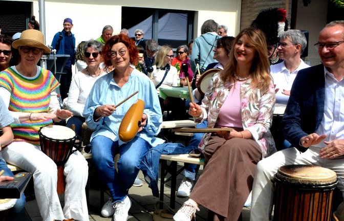 Der Bundestagsabgeordnete Gunther Krichbaum (rechts) trommelt beim Drum Circle eifrig mit. <span class='image-autor'>Fotos: Stahlfeld</span>