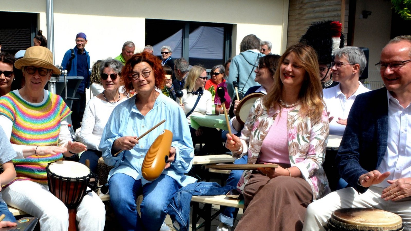 Der Bundestagsabgeordnete Gunther Krichbaum (rechts) trommelt beim Drum Circle eifrig mit. Fotos: Stahlfeld
