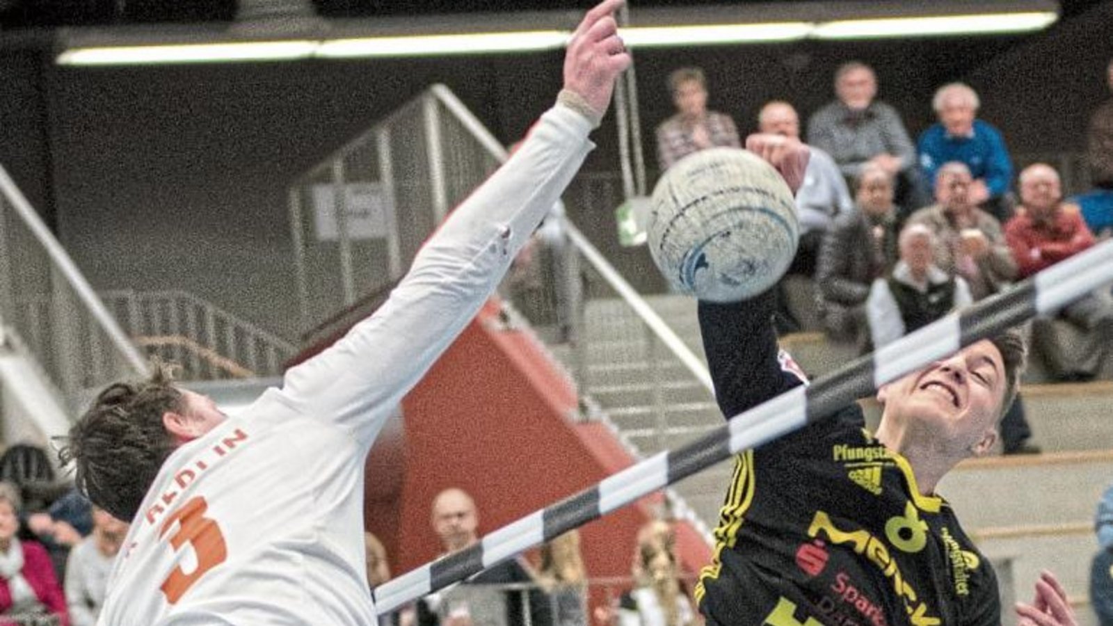 Johannes Jungclaussen (rechts) und der TSV Pfungstadt kommen gegen den späteren Deutschen Meister VfK Berlin komplett unter die Räder – 0:3. Foto: Schönwandt