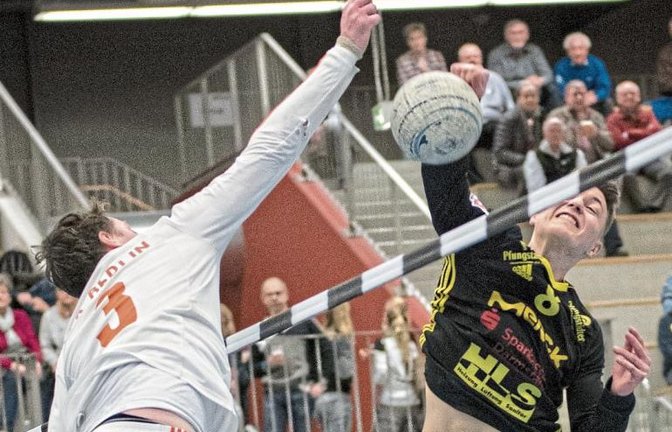 Johannes Jungclaussen (rechts) und der TSV Pfungstadt kommen gegen den späteren Deutschen Meister VfK Berlin komplett unter die Räder – 0:3. Foto: Schönwandt