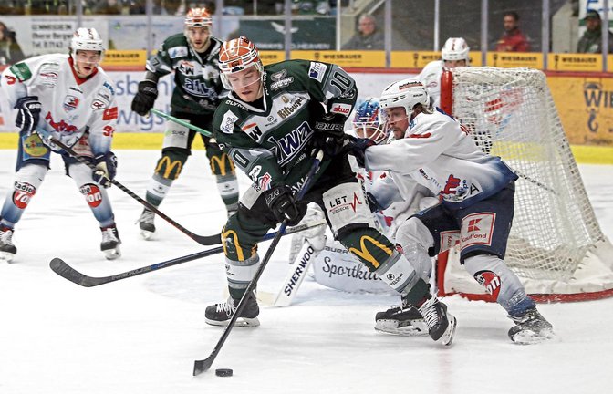 Norman Hauner (Mitte) hat mit den Bietigheim Steelers einen 4:3-Sieg im Derby gegen die Heilbronner Falken erkämpft. Allerdings fiel der Siegtreffer erst in der Verlängerung. Foto: Baumann