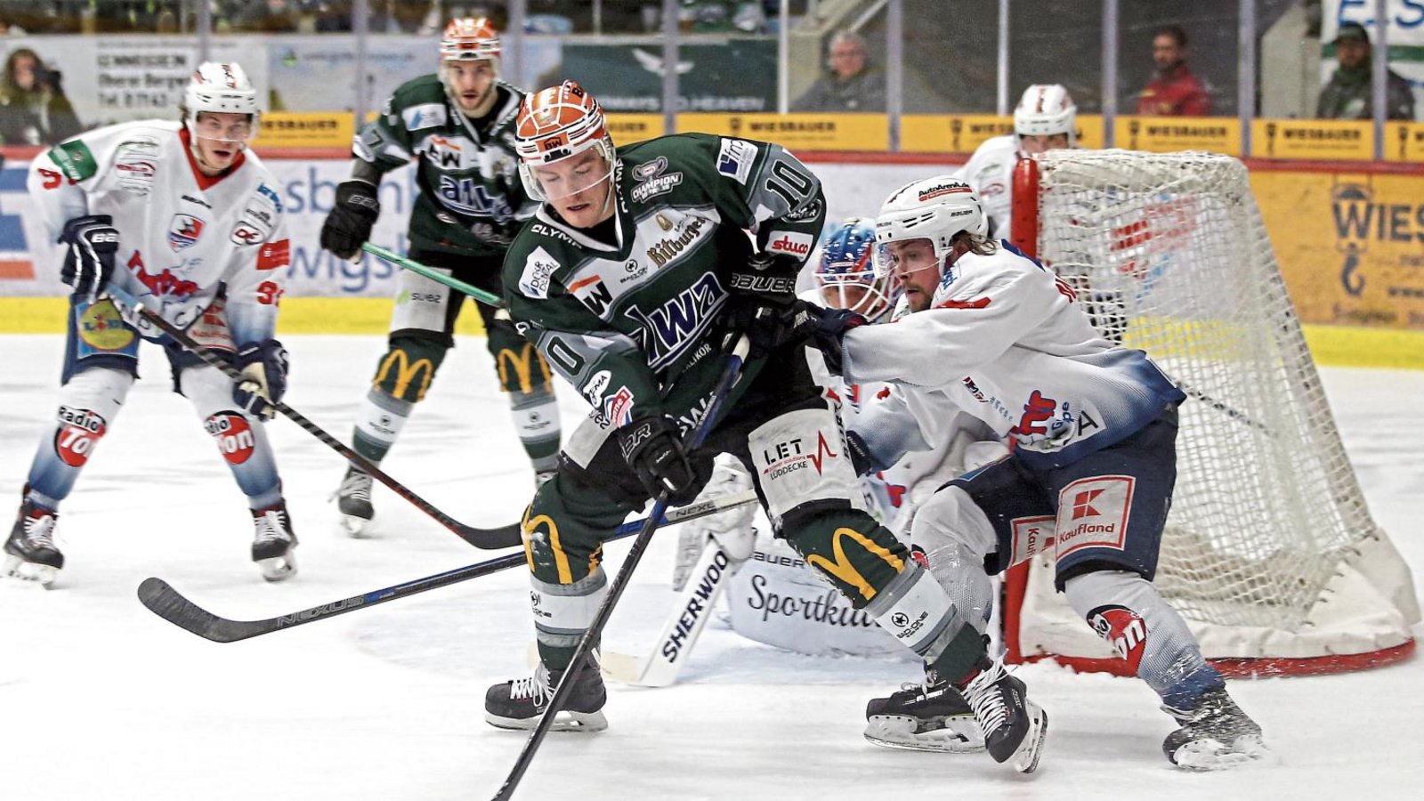 Norman Hauner (Mitte) hat mit den Bietigheim Steelers einen 4:3-Sieg im Derby gegen die Heilbronner Falken erkämpft. Allerdings fiel der Siegtreffer erst in der Verlängerung. Foto: Baumann