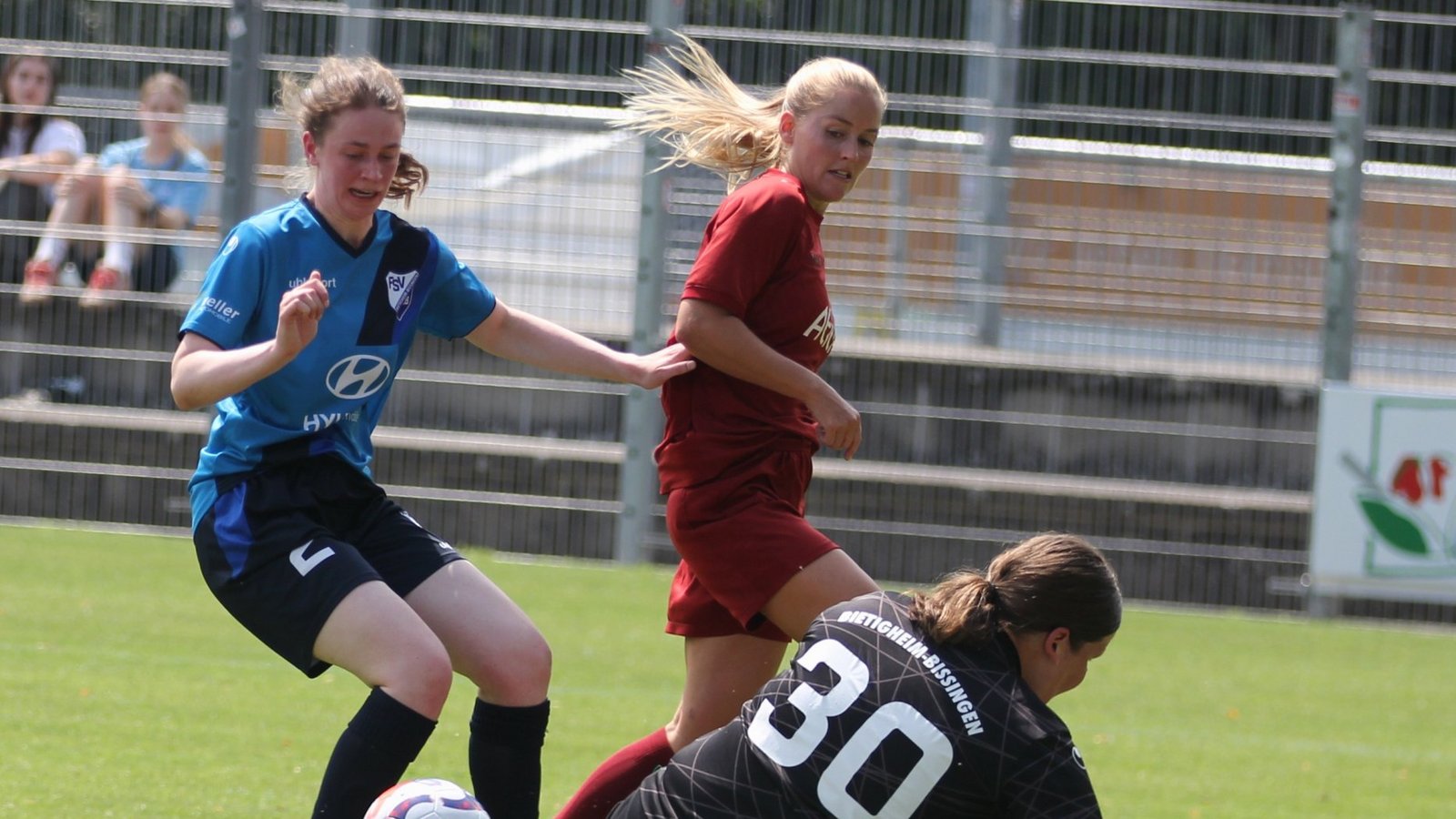 Lea Schmid scheitert in dieser Szene an der Torfrau des FSV 08 Bietigheim-Bissingen. Ein Tor hat sie nicht erzielt, dafür aber einige vorgelegt. Lea Schmid scheitert in dieser Szene an der Torfrau des FSV 08 Bietigheim-Bissingen. Ein Tor hat sie nicht erzielt, dafür aber einige vorgelegt.